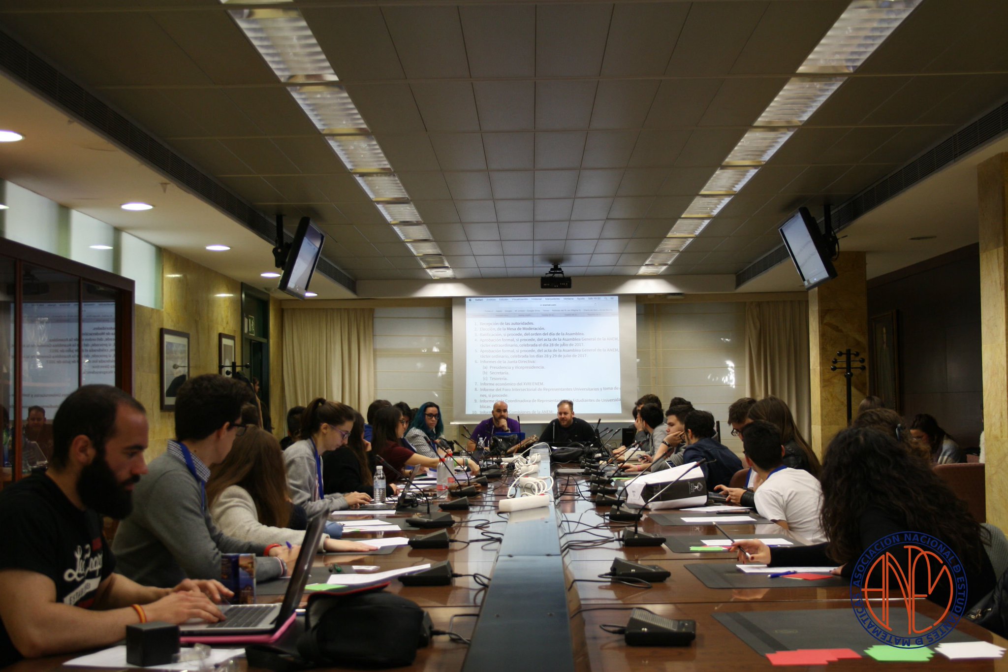 Fotografía de los asistentes a la Asamblea General de la ANEM de Almería en febrero de 2018, reunidos alrededor de una mesa